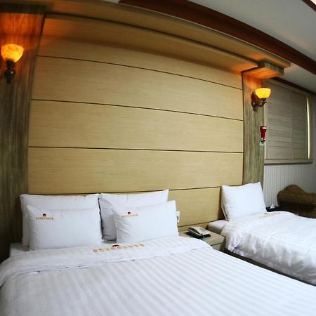 Metro Pol Tourist Hotel Пхёнтхэк Экстерьер фото