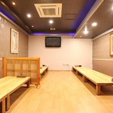 Metro Pol Tourist Hotel Пхёнтхэк Экстерьер фото
