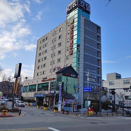 Metro Pol Tourist Hotel Пхёнтхэк Экстерьер фото