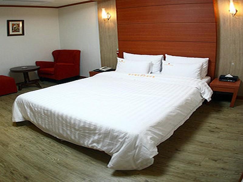 Metro Pol Tourist Hotel Пхёнтхэк Экстерьер фото