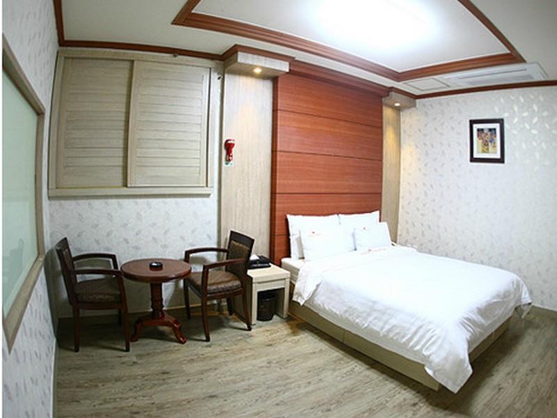 Metro Pol Tourist Hotel Пхёнтхэк Экстерьер фото