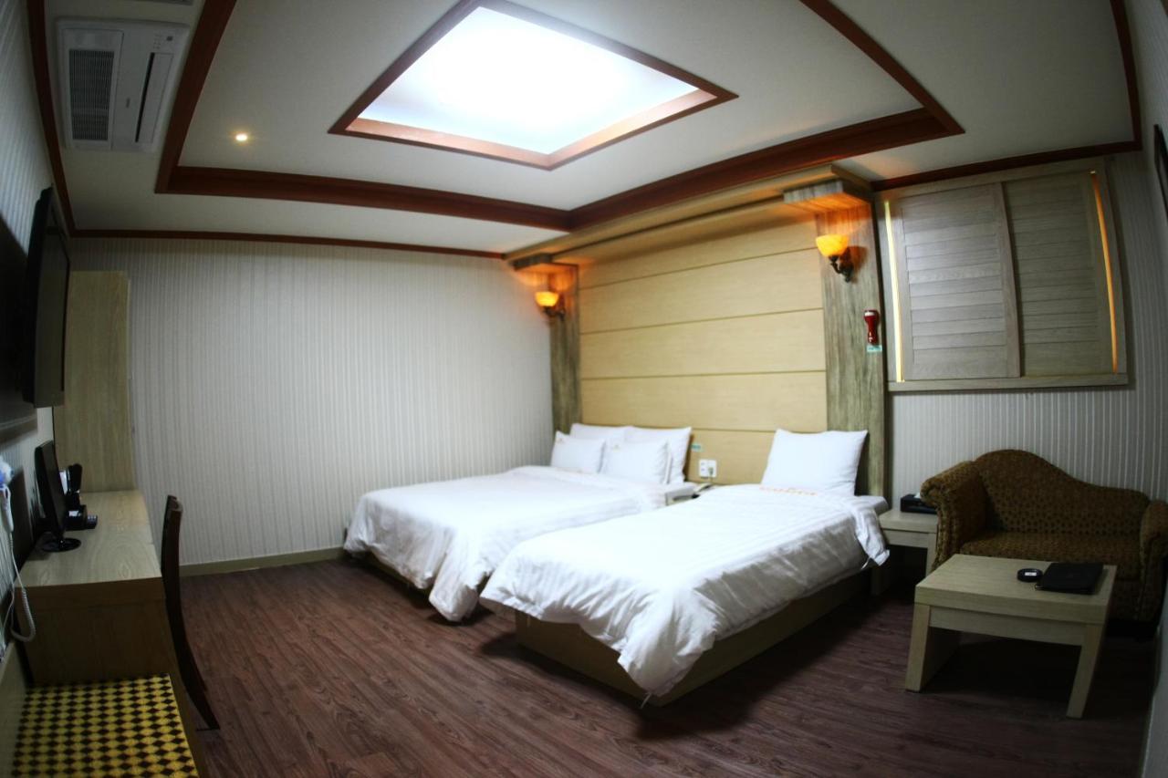 Metro Pol Tourist Hotel Пхёнтхэк Номер фото