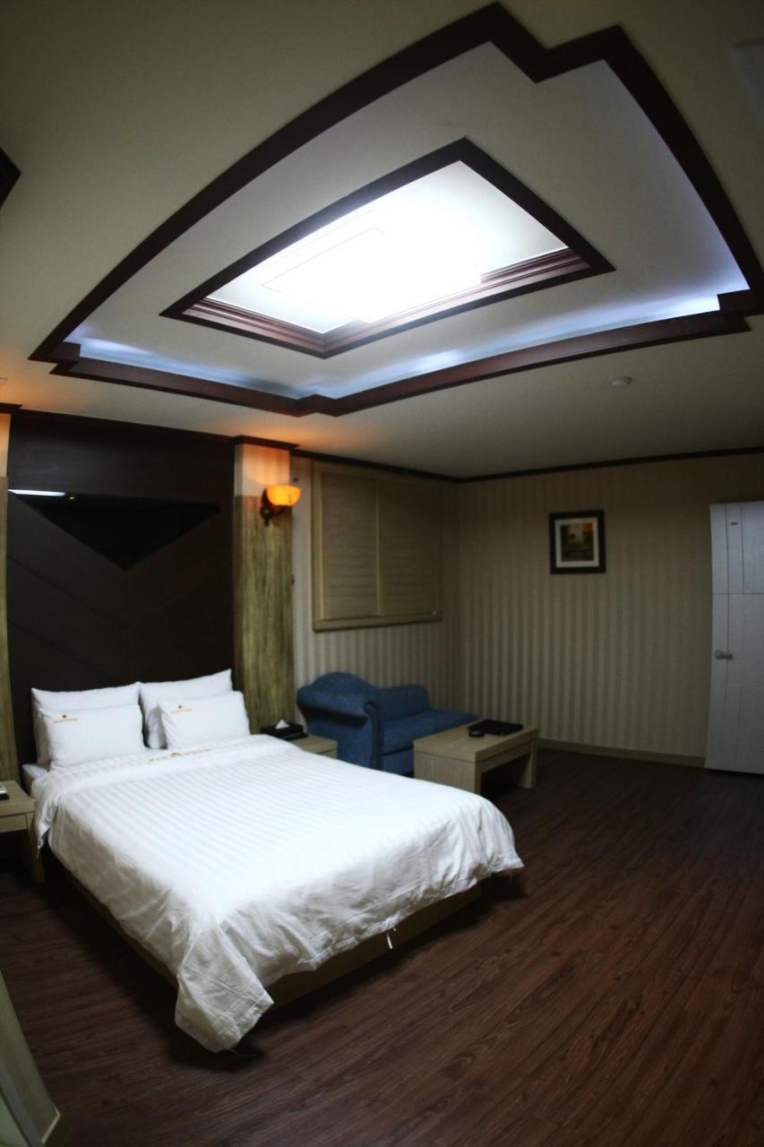 Metro Pol Tourist Hotel Пхёнтхэк Номер фото
