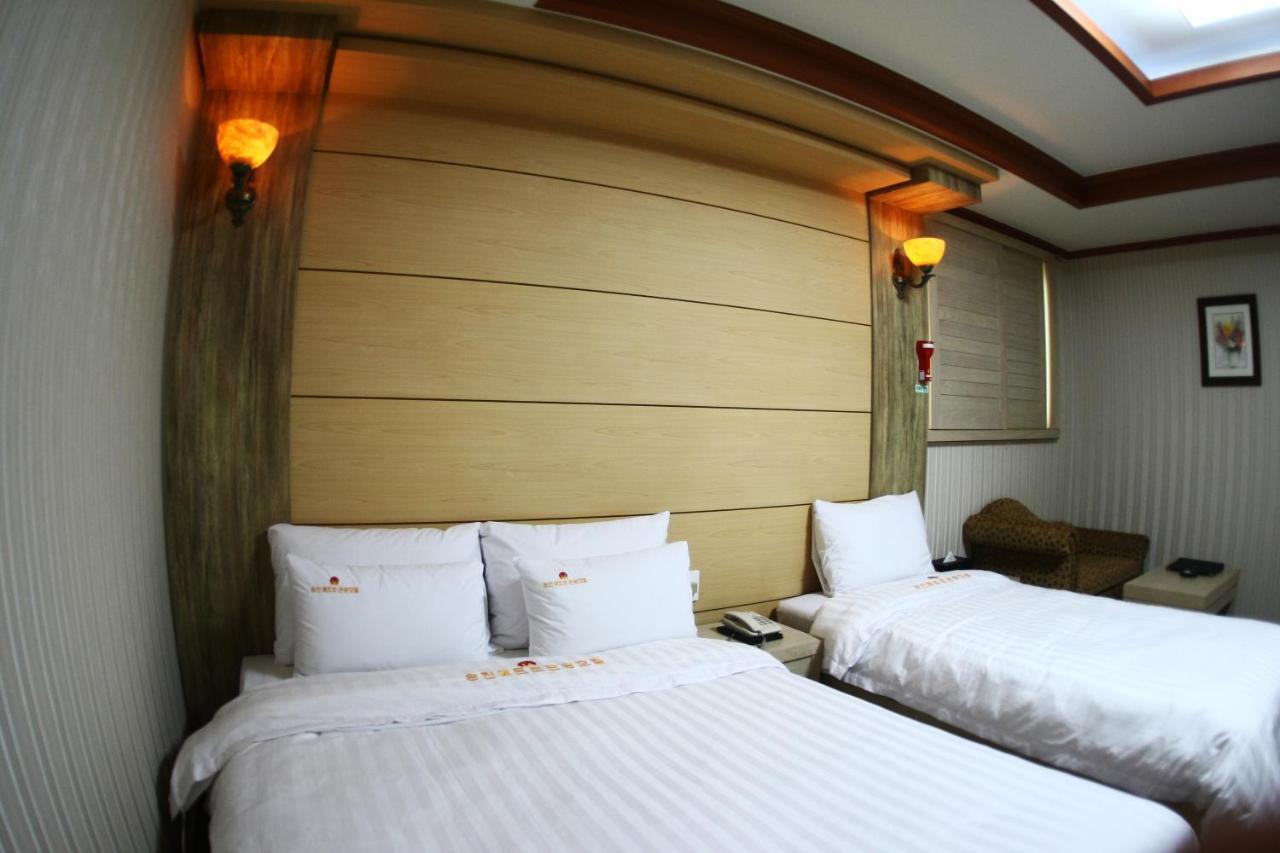 Metro Pol Tourist Hotel Пхёнтхэк Экстерьер фото