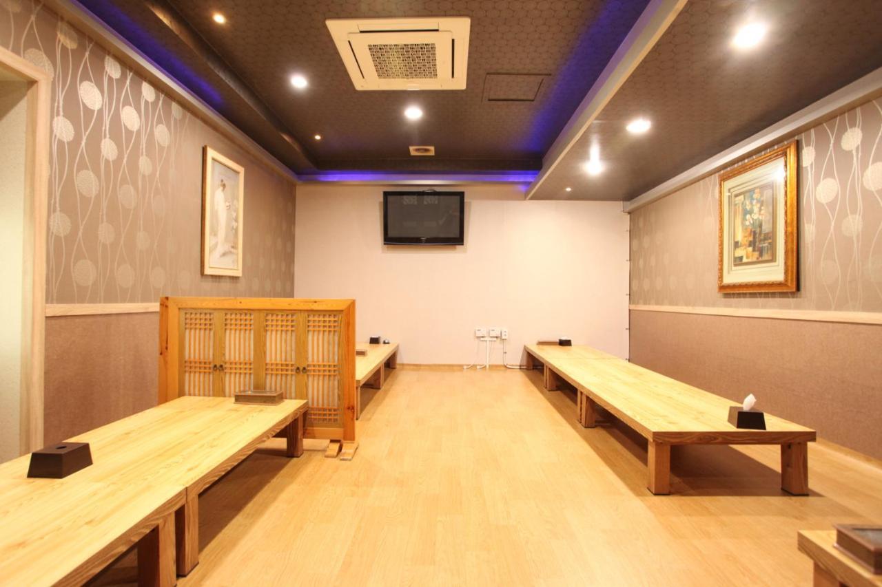 Metro Pol Tourist Hotel Пхёнтхэк Экстерьер фото