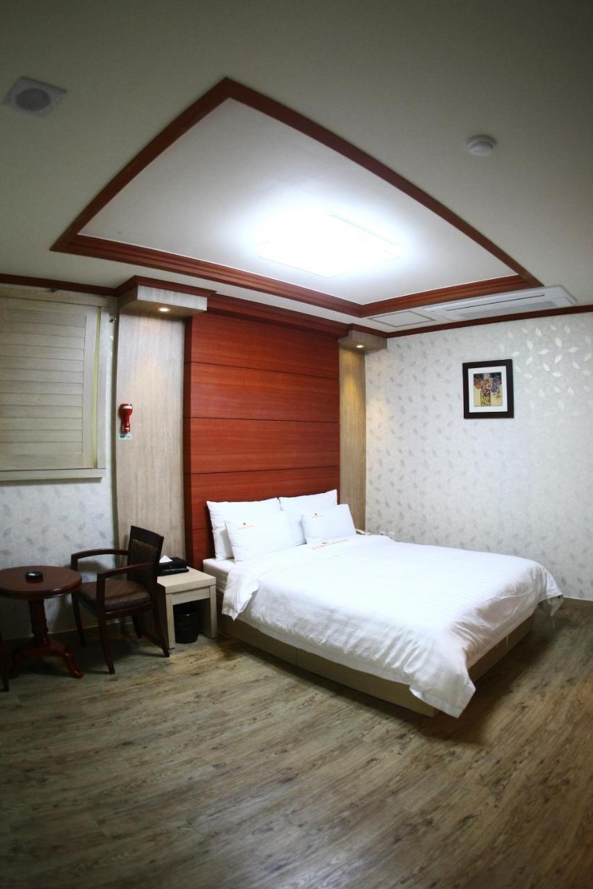 Metro Pol Tourist Hotel Пхёнтхэк Номер фото