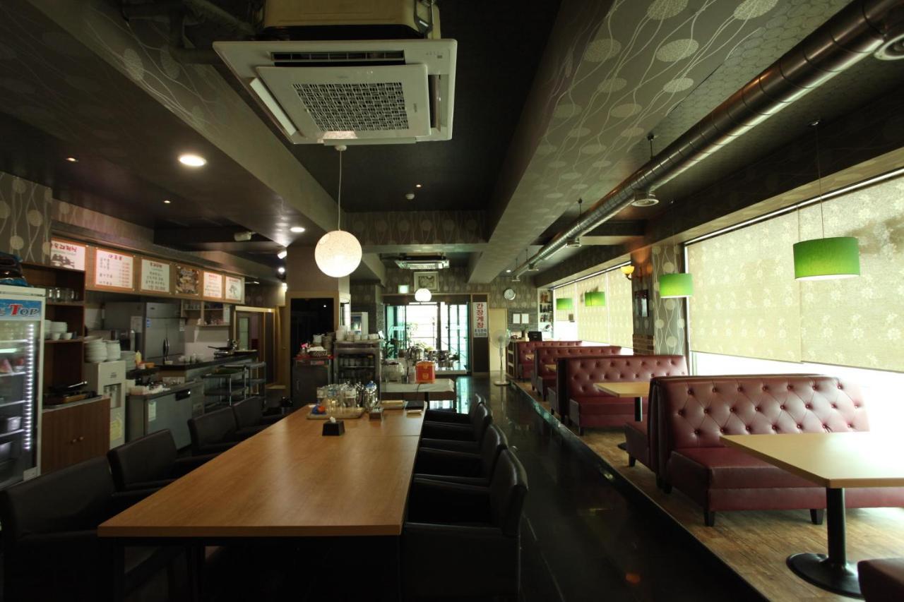 Metro Pol Tourist Hotel Пхёнтхэк Экстерьер фото