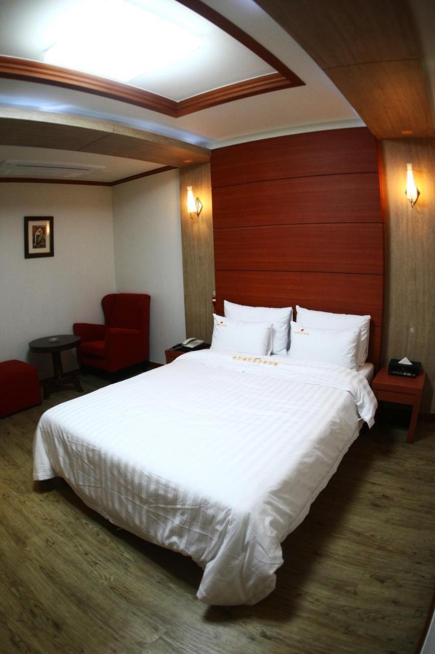 Metro Pol Tourist Hotel Пхёнтхэк Номер фото