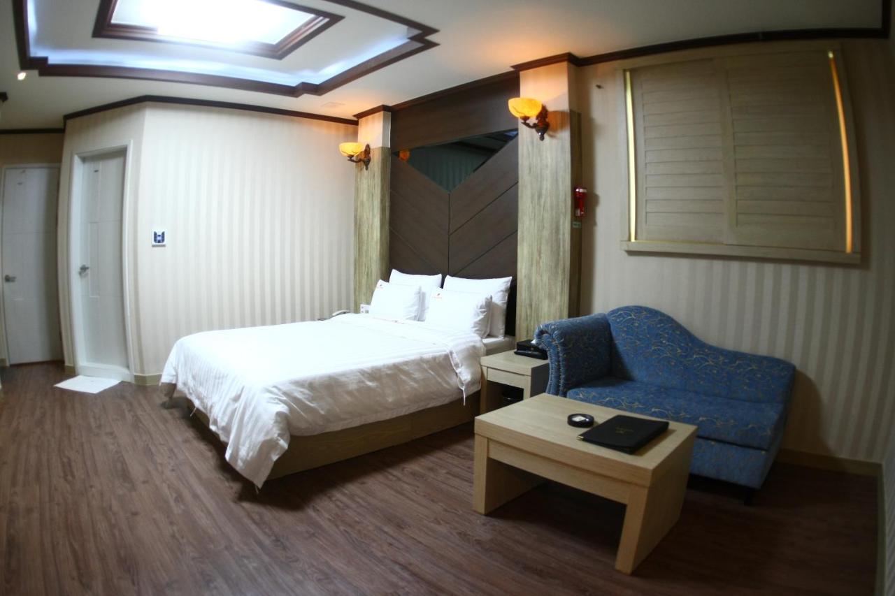 Metro Pol Tourist Hotel Пхёнтхэк Номер фото