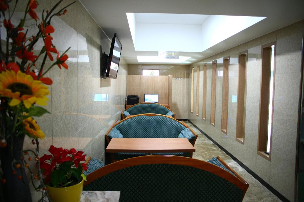 Metro Pol Tourist Hotel Пхёнтхэк Экстерьер фото
