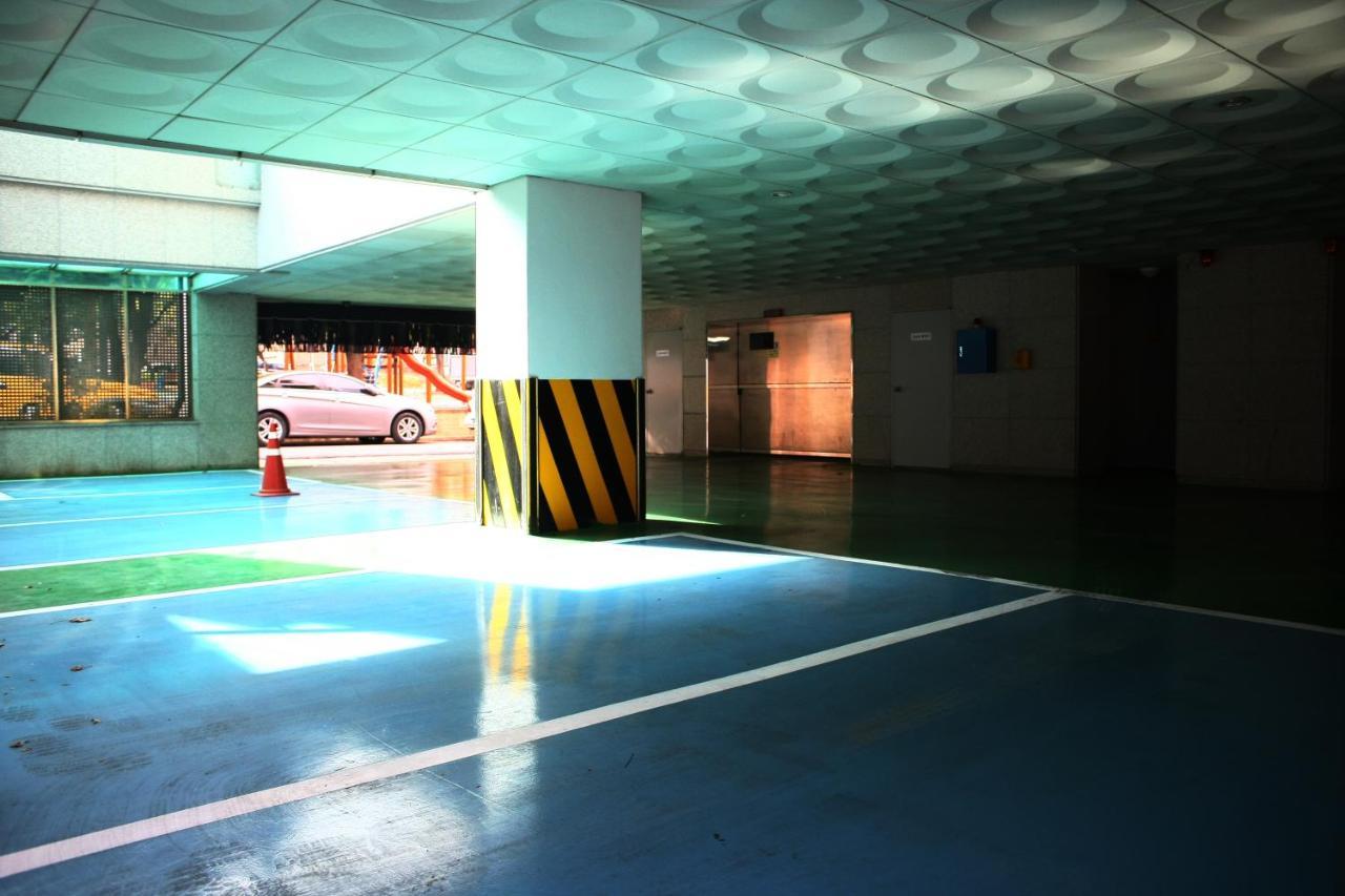 Metro Pol Tourist Hotel Пхёнтхэк Экстерьер фото