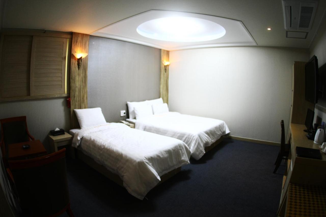 Metro Pol Tourist Hotel Пхёнтхэк Номер фото