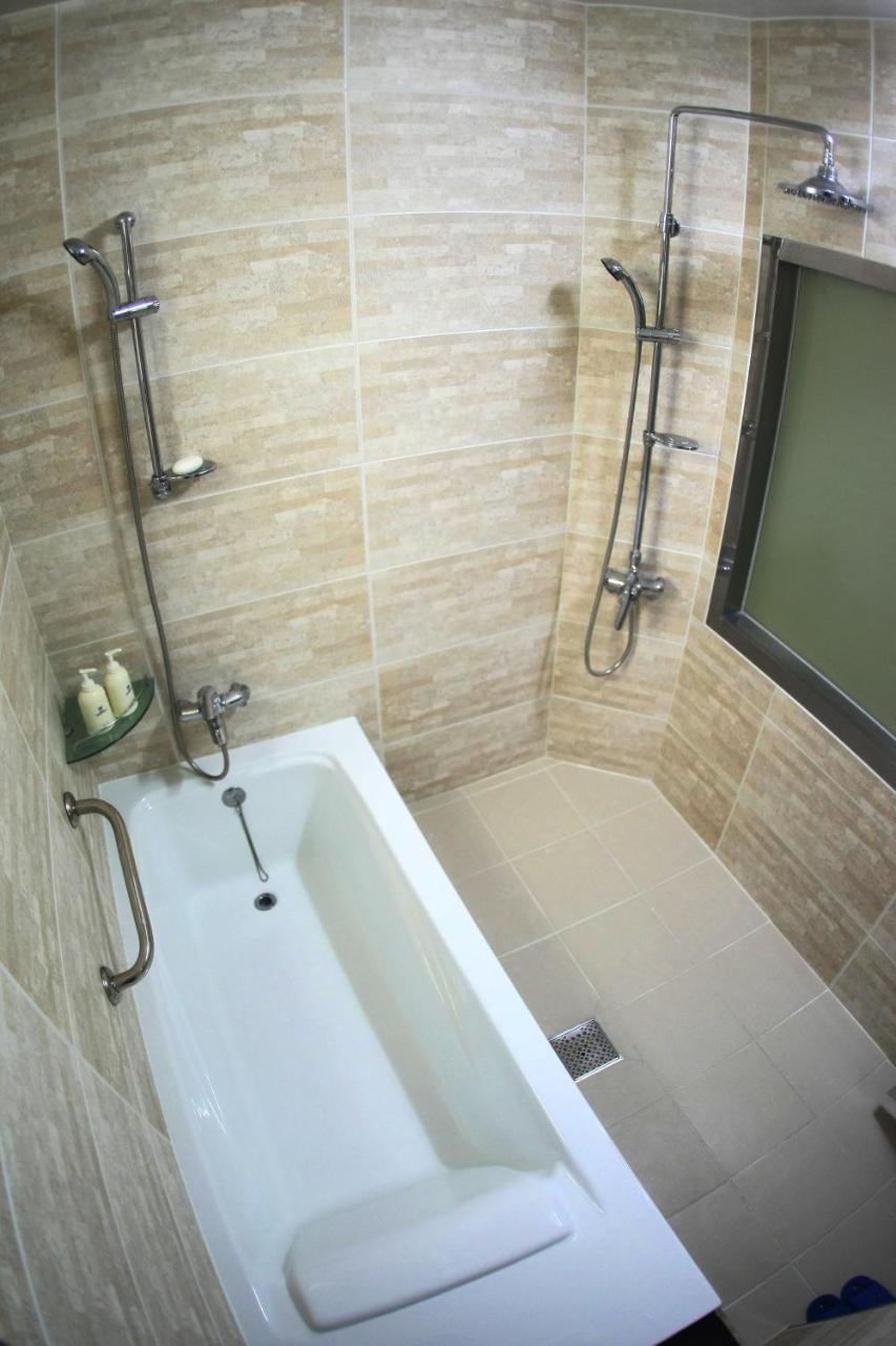 Metro Pol Tourist Hotel Пхёнтхэк Номер фото