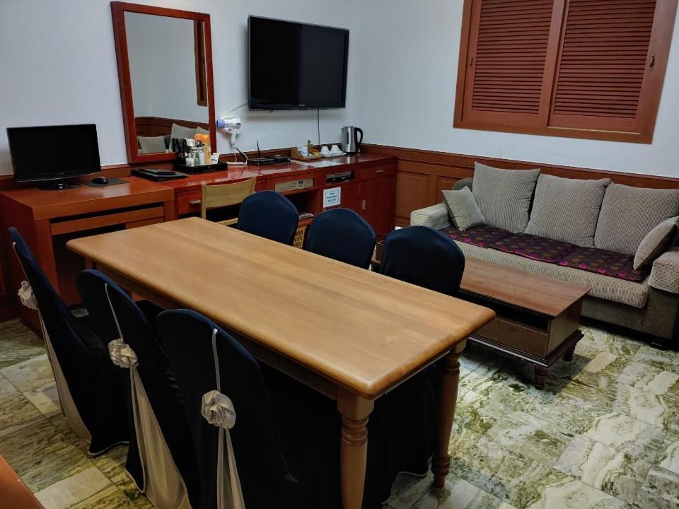 Metro Pol Tourist Hotel Пхёнтхэк Экстерьер фото