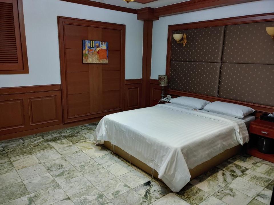 Metro Pol Tourist Hotel Пхёнтхэк Экстерьер фото
