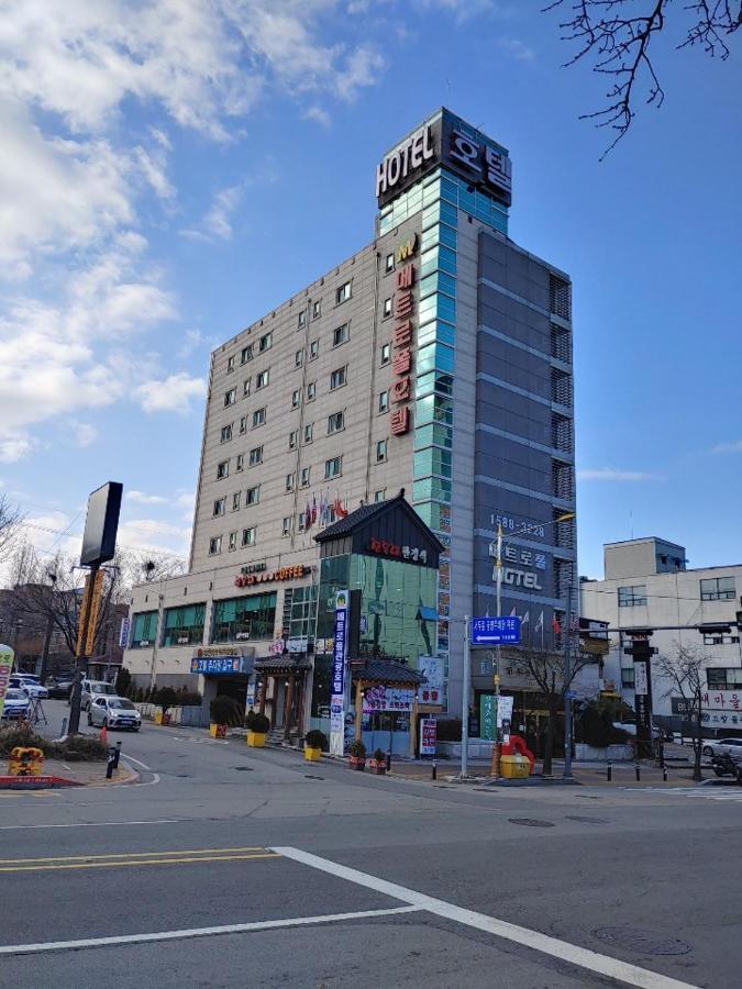 Metro Pol Tourist Hotel Пхёнтхэк Экстерьер фото